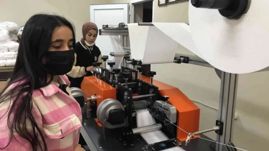 2 yılda 2 milyon maske üreterek 400 bin lira ciro yapan öğrenci ve öğretmenlerin hedefi 1 milyon TL