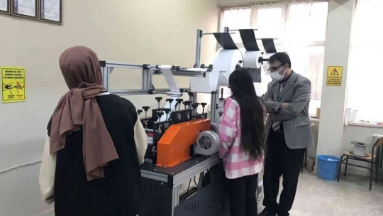 2 yılda 2 milyon maske üreterek 400 bin lira ciro yapan öğrenci ve öğretmenlerin hedefi 1 milyon TL