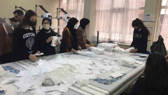 2 yılda 2 milyon maske üreterek 400 bin lira ciro yapan öğrenci ve öğretmenlerin hedefi 1 milyon TL