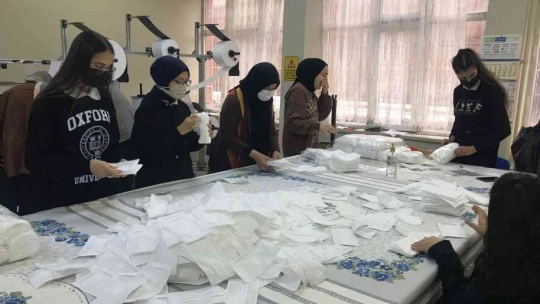 2 yılda 2 milyon maske üreterek 400 bin lira ciro yapan öğrenci ve öğretmenlerin hedefi 1 milyon TL