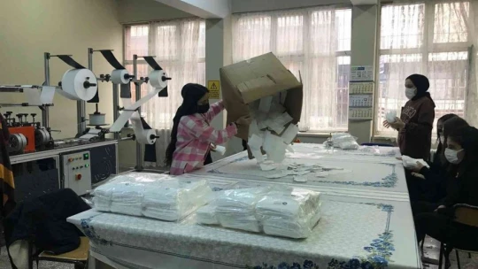 2 yılda 2 milyon maske üreterek 400 bin lira ciro yapan öğrenci ve öğretmenlerin hedefi 1 milyon TL