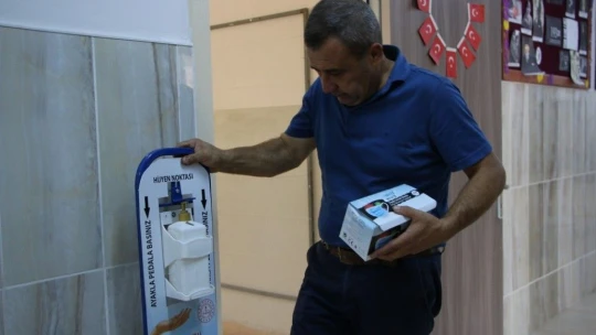 25 yıllık fedakar eğitimci, tatil gününde öğrencileri için kolları sıvadı
