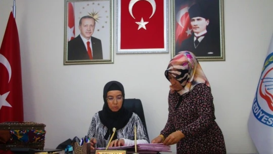 28 Şubat mağduru, Türkiye'nin ilk başörtülü Belediye Başkanı Fethiye Atlı yaşadıklarını anlatırken gözyaşlarına boğuldu