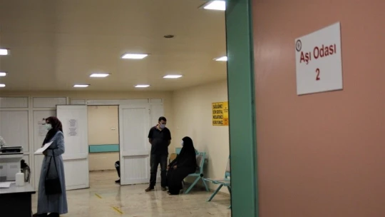 25 yaş üstü vatandaşlar aşı olmaya başladı