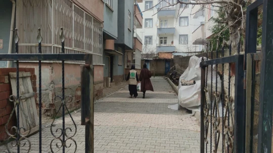 Umut Kervanı Elazığ tüm gönüllüleri ile depremzedelerin yaralarını sarmaya çalışıyor