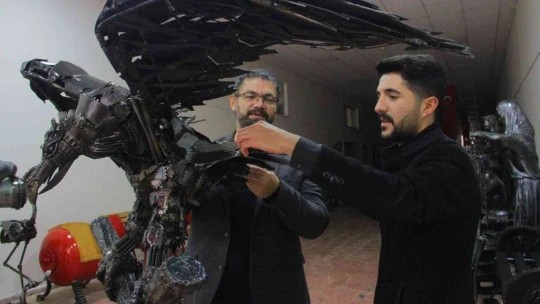 3 binden fazla atık malzemeyle 150 kiloluk dev kartal yaptı
