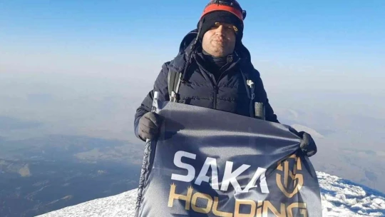 30 Ağustos'un 100'üncü yıl dönümünde Ağrı Dağının zirvesinde bayrak açtılar
