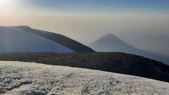 30 Ağustos'un 100'üncü yıl dönümünde Ağrı Dağının zirvesinde bayrak açtılar