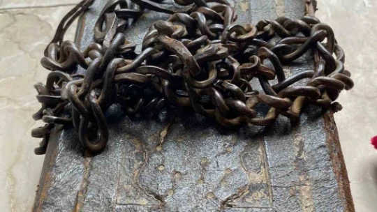 300 yıldır muhafaza edilen Kur'an-ı Kerim'in kapağındaki zincirler dikkat çekiyor