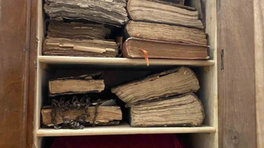 300 yıldır muhafaza edilen Kur'an-ı Kerim'in kapağındaki zincirler dikkat çekiyor