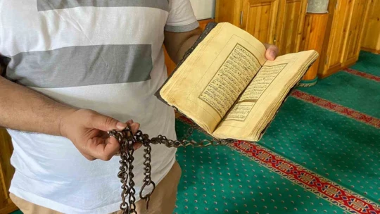 300 yıldır muhafaza edilen Kur'an-ı Kerim'in kapağındaki zincirler dikkat çekiyor