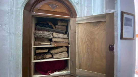 300 yıldır muhafaza edilen Kur'an-ı Kerim'in kapağındaki zincirler dikkat çekiyor