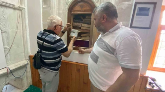 300 yıldır muhafaza edilen Kur'an-ı Kerim'in kapağındaki zincirler dikkat çekiyor