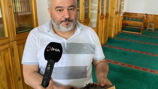 300 yıldır muhafaza edilen Kur'an-ı Kerim'in kapağındaki zincirler dikkat çekiyor