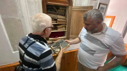 300 yıldır muhafaza edilen Kur'an-ı Kerim'in kapağındaki zincirler dikkat çekiyor