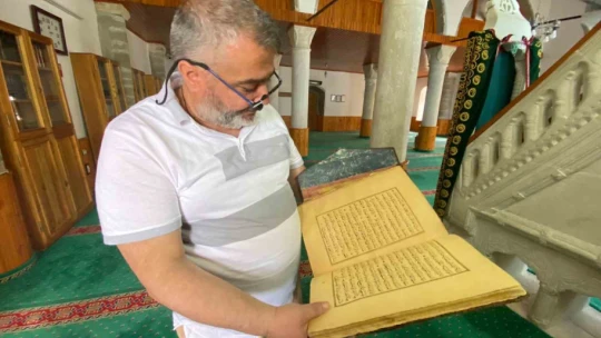 300 yıldır muhafaza edilen Kur'an-ı Kerim'in kapağındaki zincirler dikkat çekiyor