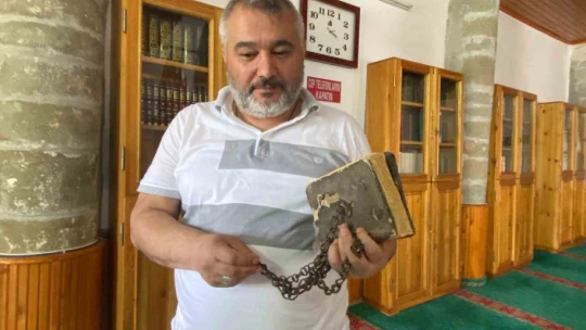 300 yıldır muhafaza edilen Kur'an-ı Kerim'in kapağındaki zincirler dikkat çekiyor