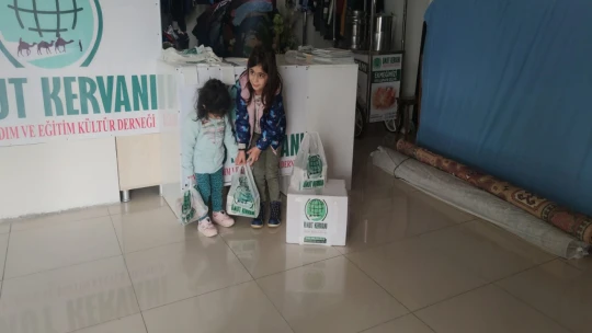 Umut Kervanı Elazığ tüm gönüllüleri ile depremzedelerin yaralarını sarmaya çalışıyor