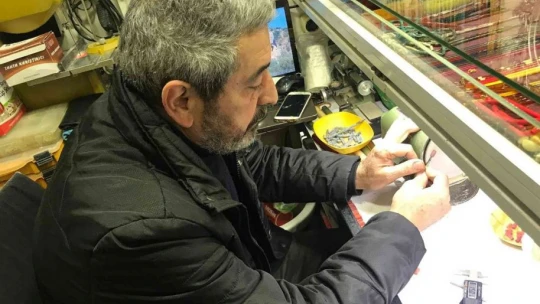 4 metrekarelik dükkana dünyaları sığdırdı