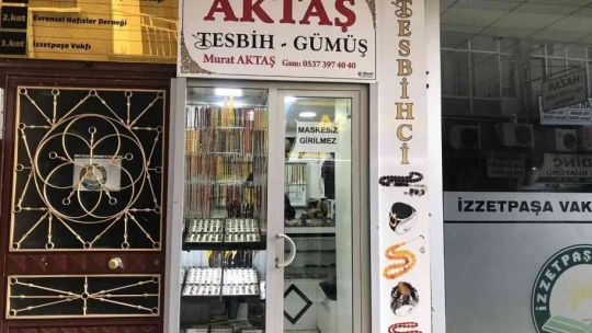 4 metrekarelik dükkana dünyaları sığdırdı