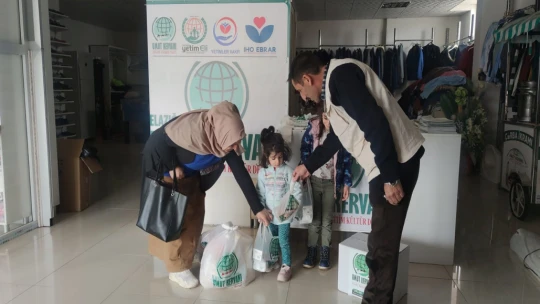 Umut Kervanı Elazığ tüm gönüllüleri ile depremzedelerin yaralarını sarmaya çalışıyor