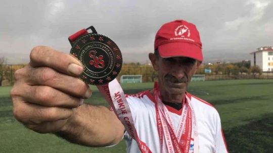 58 yaşındaki muhtar gençlere taş çıkartıyor, günde 20 kilometre koşuyor