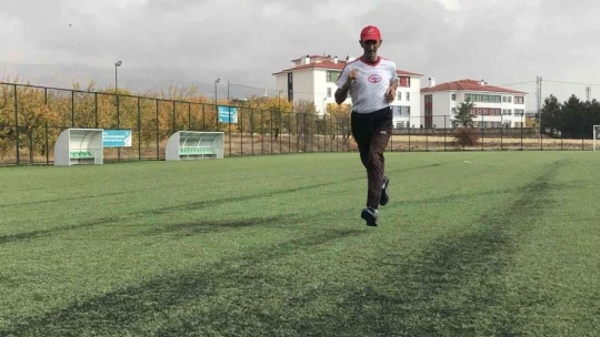 58 yaşındaki muhtar gençlere taş çıkartıyor, günde 20 kilometre koşuyor