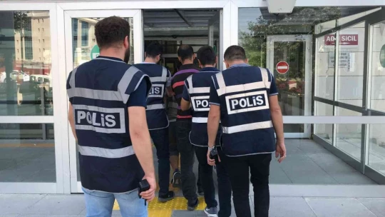 66 suç kaydı bulunan 2 şüpheli, çalıntı motosiklet ile yakalandı