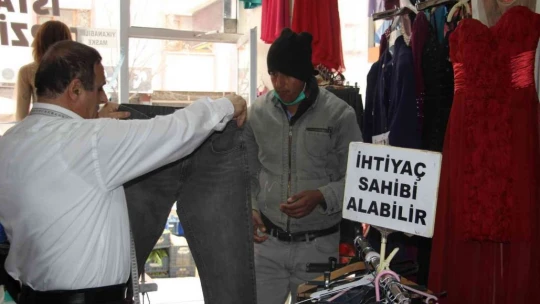 68 Yaşındaki terzi yıllardır 'Askıda Kıyafet' ile ihtiyaç sahiplerini sevindiriyor