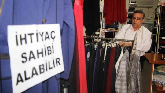 68 Yaşındaki terzi yıllardır 'Askıda Kıyafet' ile ihtiyaç sahiplerini sevindiriyor