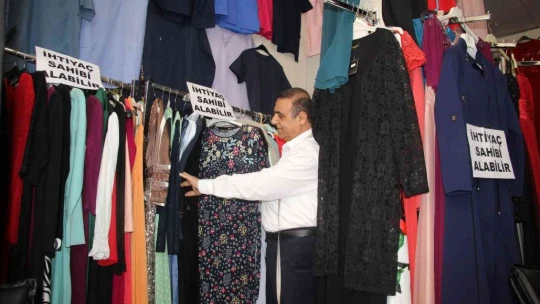 68 Yaşındaki terzi yıllardır 'Askıda Kıyafet' ile ihtiyaç sahiplerini sevindiriyor