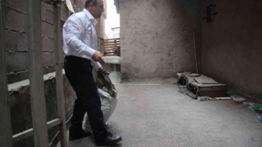 68 Yaşındaki terzi yıllardır 'Askıda Kıyafet' ile ihtiyaç sahiplerini sevindiriyor