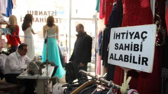 68 Yaşındaki terzi yıllardır 'Askıda Kıyafet' ile ihtiyaç sahiplerini sevindiriyor