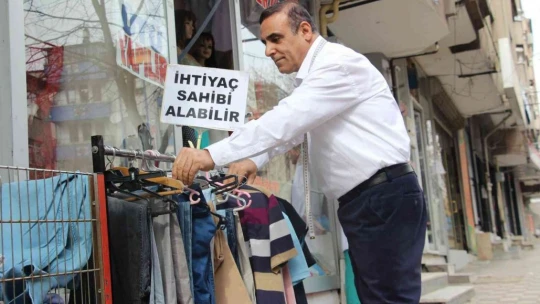 68 Yaşındaki terzi yıllardır 'Askıda Kıyafet' ile ihtiyaç sahiplerini sevindiriyor