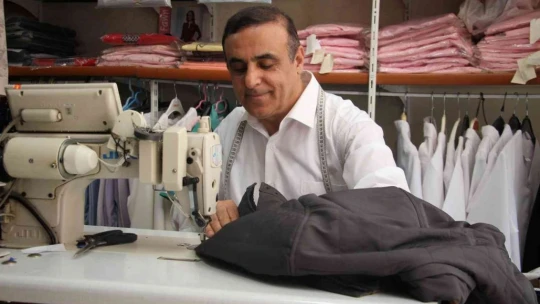 68 Yaşındaki terzi yıllardır 'Askıda Kıyafet' ile ihtiyaç sahiplerini sevindiriyor