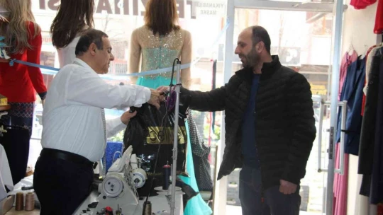 68 Yaşındaki terzi yıllardır 'Askıda Kıyafet' ile ihtiyaç sahiplerini sevindiriyor
