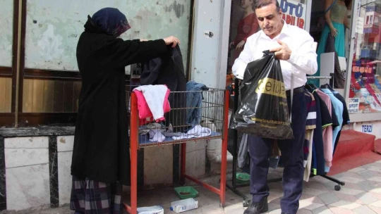 68 Yaşındaki terzi yıllardır 'Askıda Kıyafet' ile ihtiyaç sahiplerini sevindiriyor