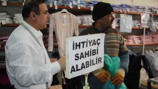 68 Yaşındaki terzi yıllardır 'Askıda Kıyafet' ile ihtiyaç sahiplerini sevindiriyor