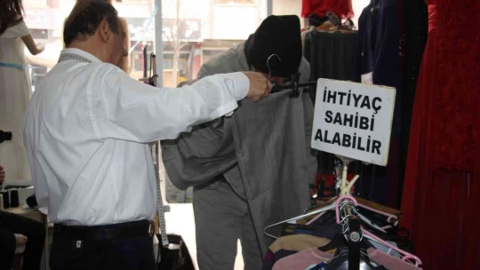 68 Yaşındaki terzi yıllardır 'Askıda Kıyafet' ile ihtiyaç sahiplerini sevindiriyor