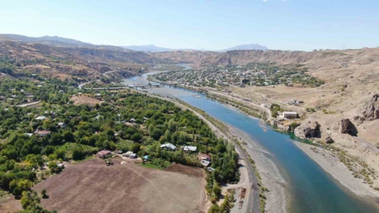7 bin yıllık tarihi Palu ilçesi, sezonun ilk ziyaretçilerini ağırladı