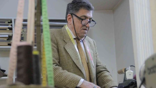 70 yaşındaki terzi Hıdır ustanın meslek aşkı hayran bırakıyor