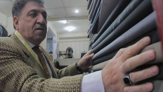70 yaşındaki terzi Hıdır ustanın meslek aşkı hayran bırakıyor