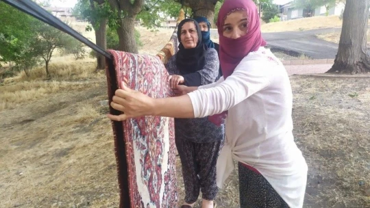 703 yıllık çeşmede bayram öncesi halı yıkama geleneği