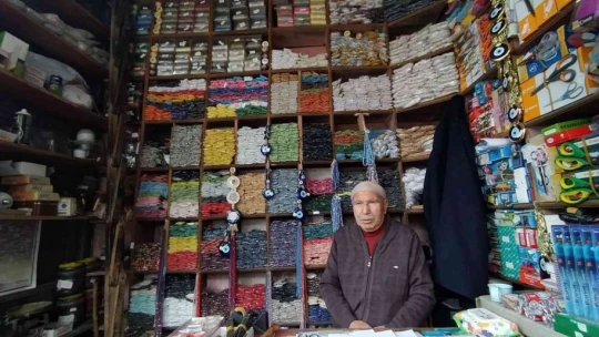 72 yaşındaki Alaattin amca 57 yıldır boncukçuluk yaparak geçimini sağlıyor