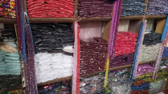 72 yaşındaki Alaattin amca 57 yıldır boncukçuluk yaparak geçimini sağlıyor