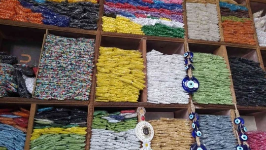 72 yaşındaki Alaattin amca 57 yıldır boncukçuluk yaparak geçimini sağlıyor