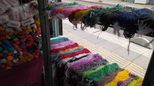 72 yaşındaki Alaattin amca 57 yıldır boncukçuluk yaparak geçimini sağlıyor
