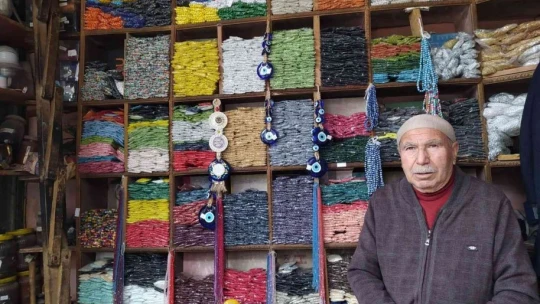 72 yaşındaki Alaattin amca 57 yıldır boncukçuluk yaparak geçimini sağlıyor