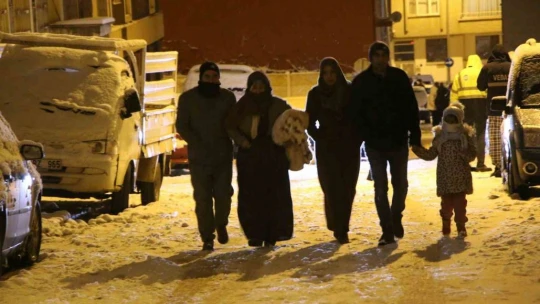 7.4'lük depremi hisseden Elazığlılar korku dolu anları anlattı