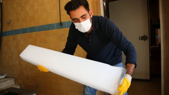 76 Yıldır Suyu Dondurarak Para Kazanıyorlar